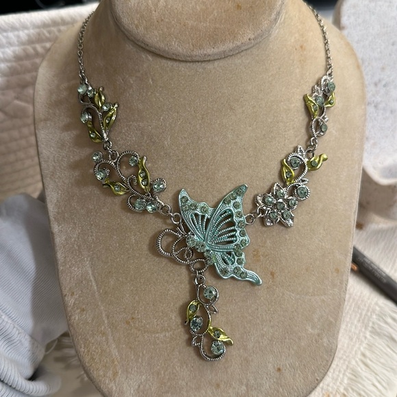 Jewelry - Vintage green butterfly necklace